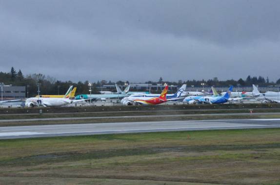Aviões já prontos e pintados, aguardando a entrega, na fábrica da Boeing, 30 km ao norte de Seattle, no estado de Washington, nos Estados Unidos